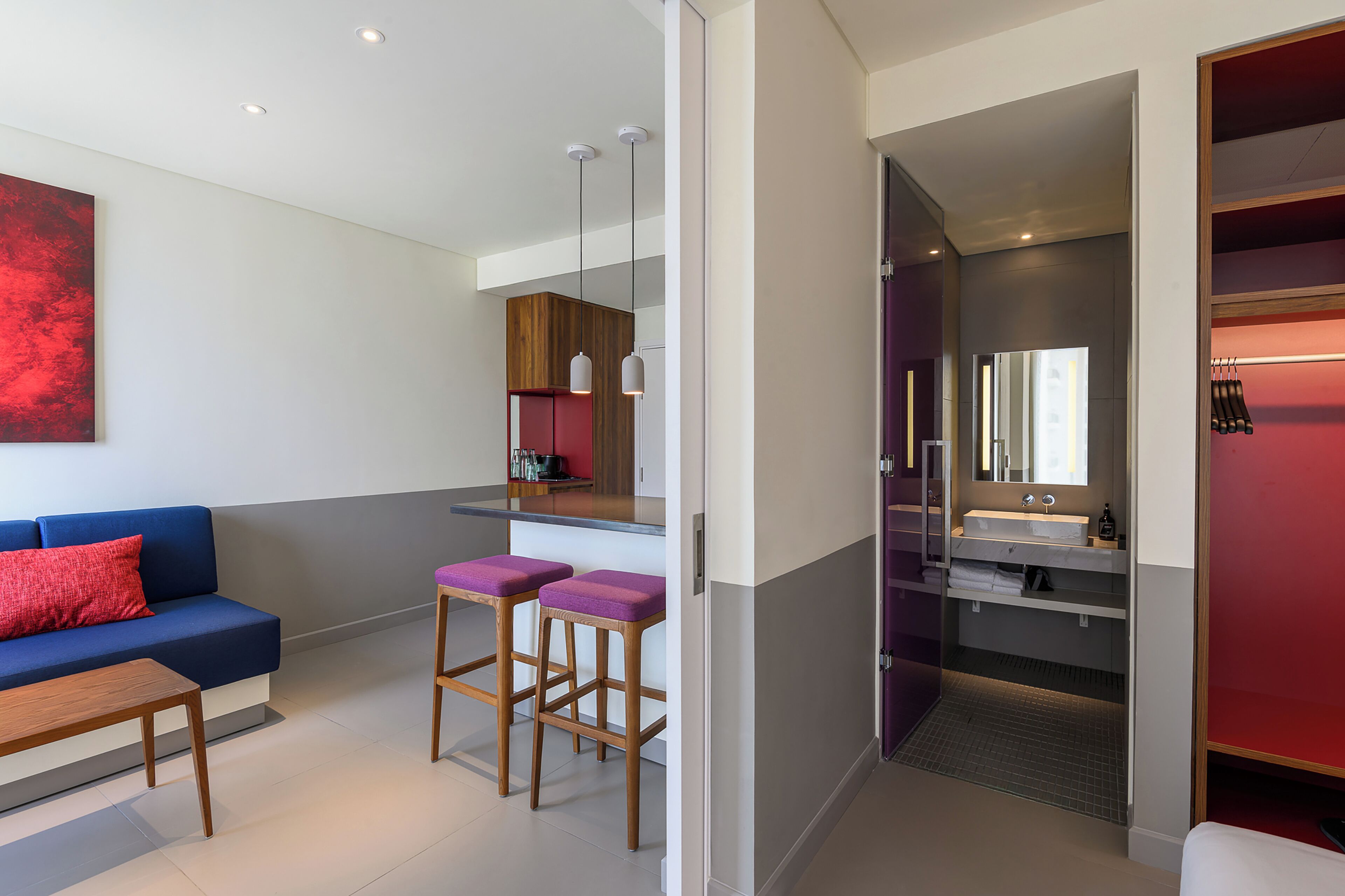 套房, 1 张特大床, 河景 | 高档床上用品、羽绒被、记忆海绵床垫、迷你吧