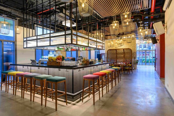 Bar (on property) - WINK HOTEL CAN THO CENTRE, Unscripted by Hyatt (Can Tho)