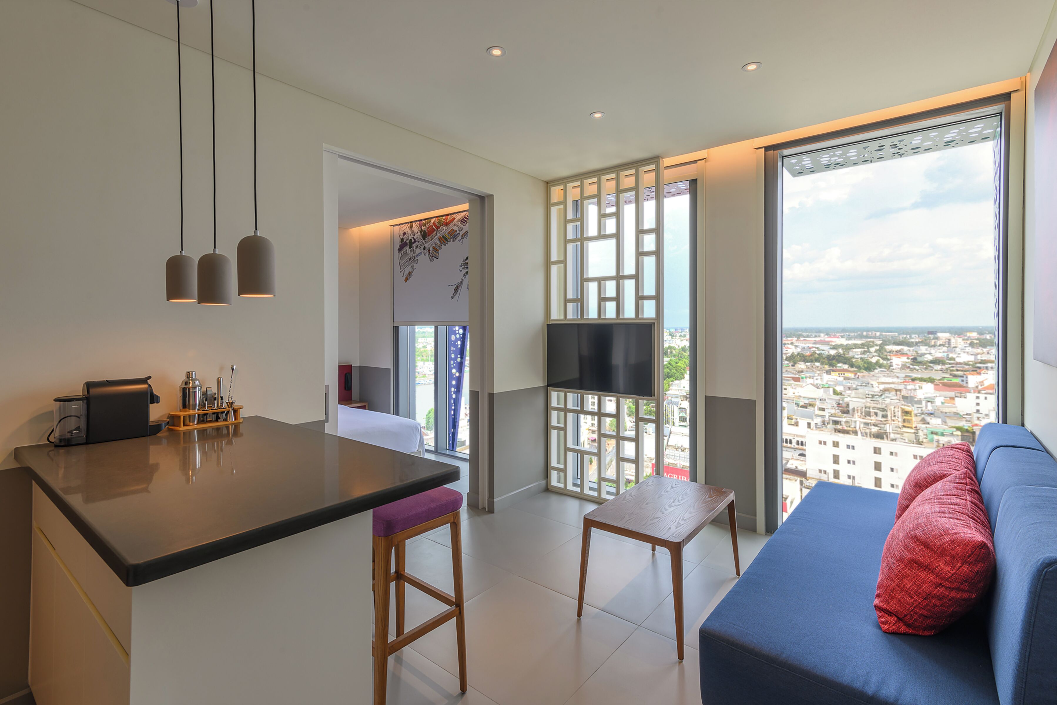 套房, 1 张特大床, 城市景观 | 高档床上用品、羽绒被、记忆海绵床垫、迷你吧