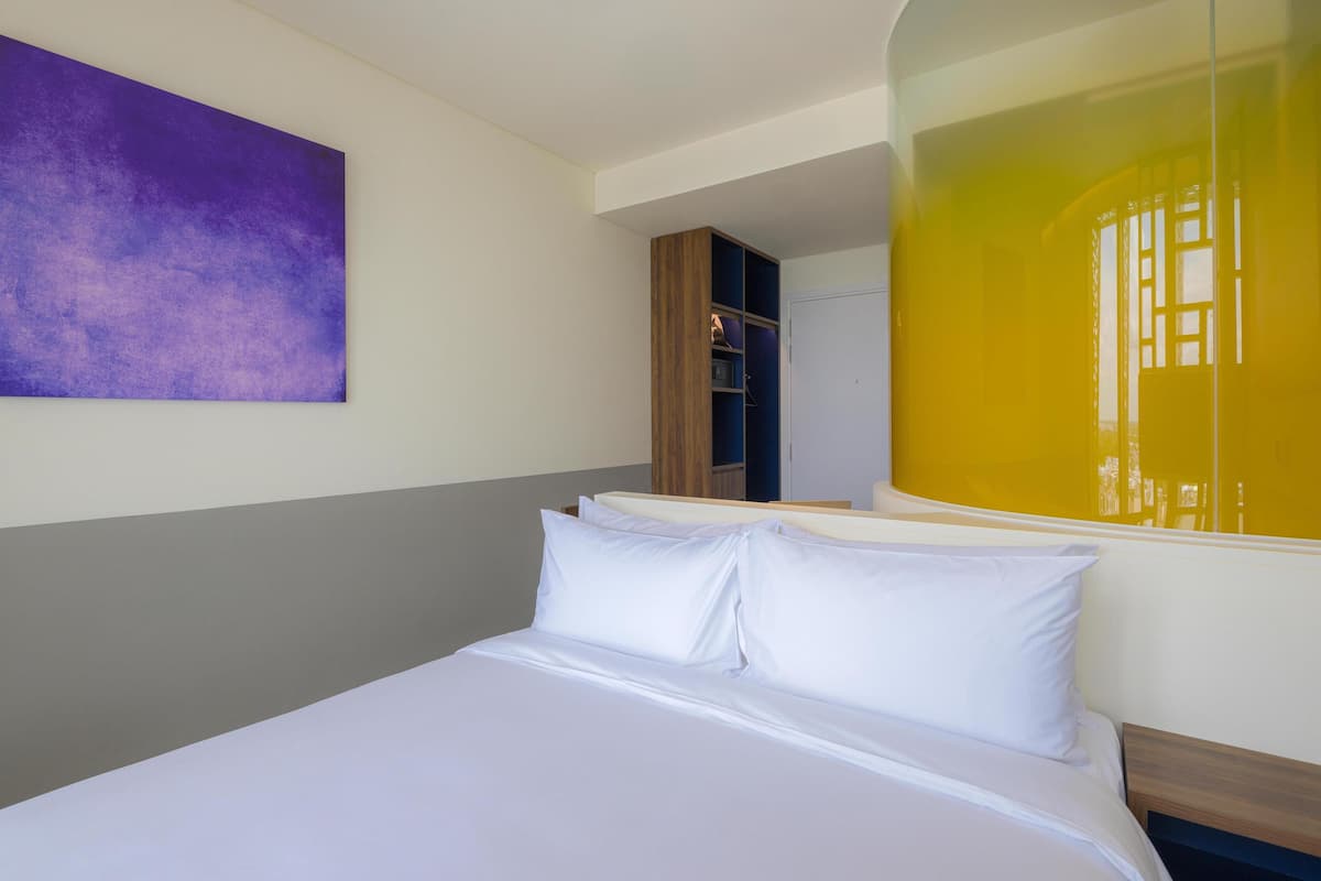 Habitación, 1 cama Queen size | Ropa de cama de alta calidad, edredón y camas con efecto memoria