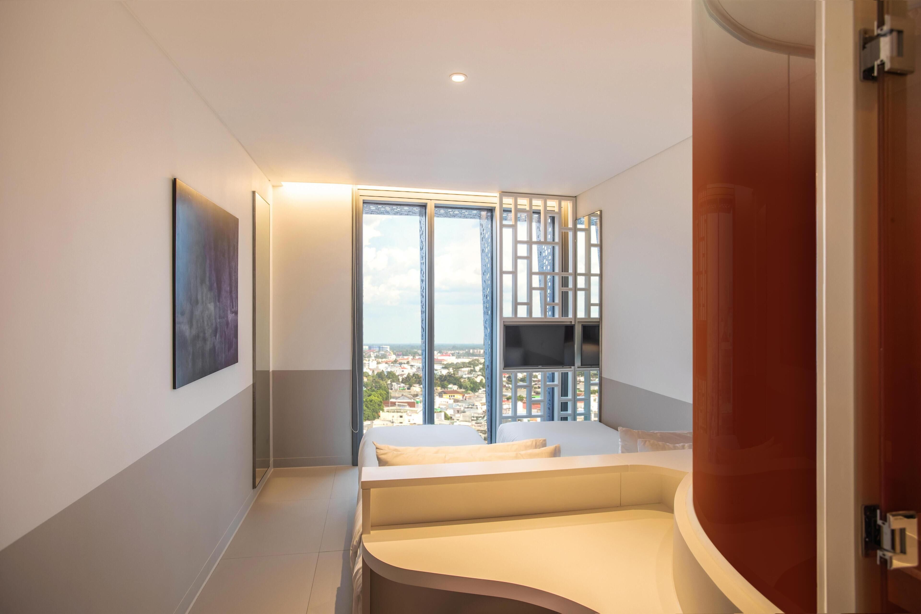 Rom, 2 enkeltsenger, byutsikt | Sengetøy av topp kvalitet, dundyner, memory foam-senger og minibar