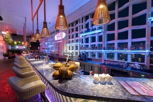 Bar na cobertura, vistas para a piscina, aberto todos os dias