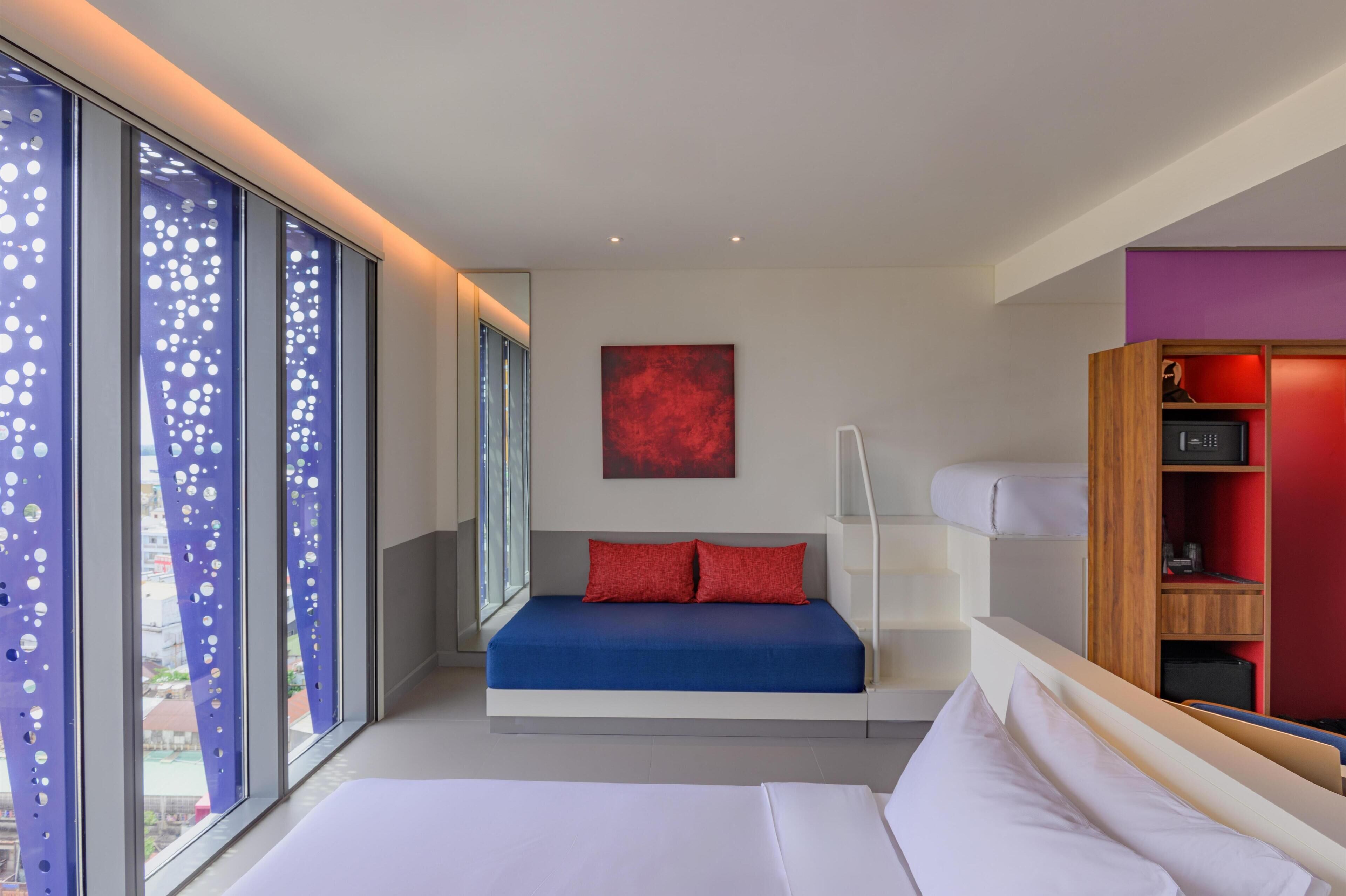 Rom – deluxe, flere senger, byutsikt | Sengetøy av topp kvalitet, dundyner, memory foam-senger og minibar