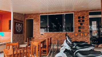 تناول الطعام بالخارج