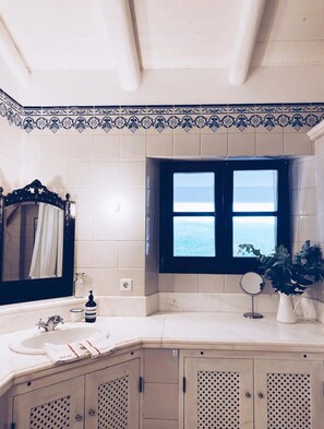 Shower, hair dryer, towels, soap - Monte Cucs - House on the Hill (Odeceixe)