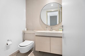 Dusj, hårføner, håndklær og toalettpapir