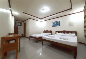 Family Room | Desk, laptop workspace, free WiFi, bed sheets - SUMMER WIND PENSION (Puerto Princesa)