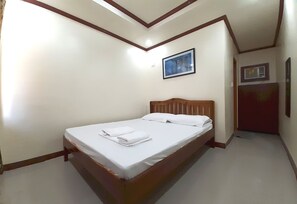 Escritorio, espacio para trabajar con laptop y wifi gratis 