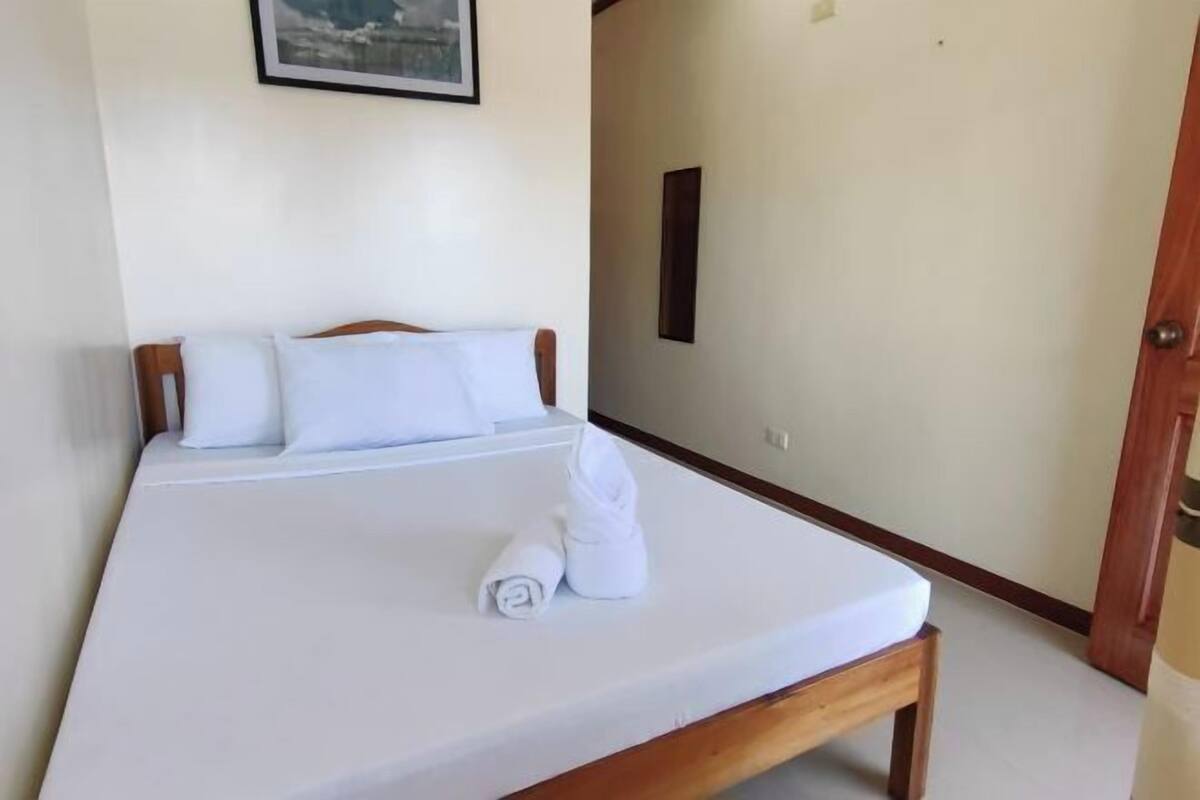 Desk, laptop workspace, WiFi (free), bed sheets