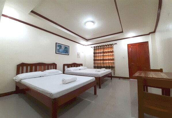 Family Room | Desk, laptop workspace, free WiFi, bed sheets - SUMMER WIND PENSION (Puerto Princesa)
