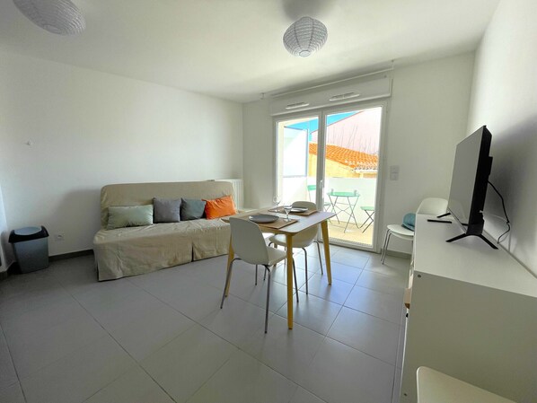 TV - Quiet studio with terrace 5 min from beach and parking (Banyuls-sur-Mer)