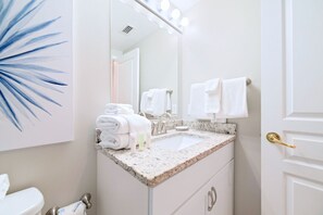 Dusche, Haartrockner, Handtücher, Seife