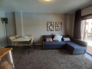 TV - Lovely Apartment with Pool, Squash, Gym, and Parking near Jaca Center (Jaca)