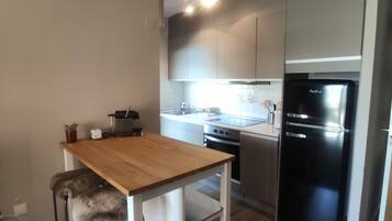 Microondas, horno, placa de cocina, lavavajillas