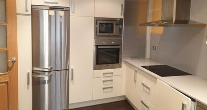 Apartamento Céntrico en Jaca para 6 con Balcón, Cocina Totalmente Equipada y Parking Incluido