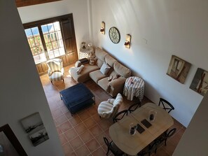 TV, fireplace - Spacious Duplex with Golf Course & Park Access Near Jaca (Jaca)