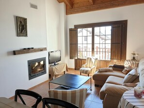 Televisión y chimenea 