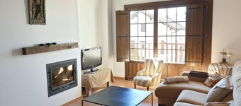 Spacious Duplex with Golf Course & Park Access Near Jaca