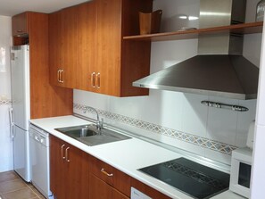 Microondas, horno, parrilla de estufa y lavavajillas