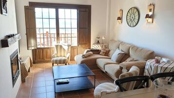 TV, fireplace