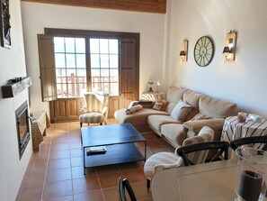 Televisión y chimenea