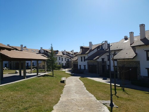 Spacious Duplex with Golf Course & Park Access Near Jaca