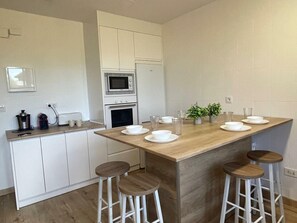 Fridge, microwave, oven, stovetop - CASA DE LA CANTERA (Jaca)