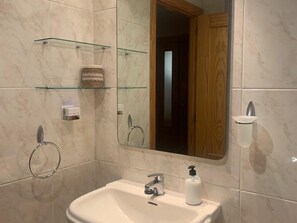 Hair dryer, towels - Modern Apartment with Terrace and Pool in Jaca (Jaca)