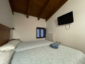 2 bedrooms - Central Jaca Penthouse: Cozy 2BR + Sofa-bed, Fully Equipped Kitchen (Jaca)