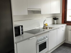 Microonde, forno, piano cottura, lavastoviglie