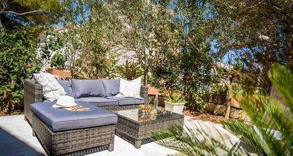 Sea view 3 bedroom apartment in a quiet bay
