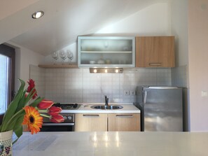 Refrigerador, horno, parrilla de estufa y cafetera y tetera 