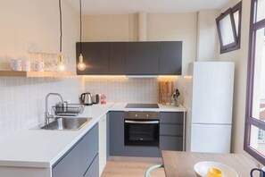 Mikroaaltouuni, astianpesukone, kahvin-/teenkeitin