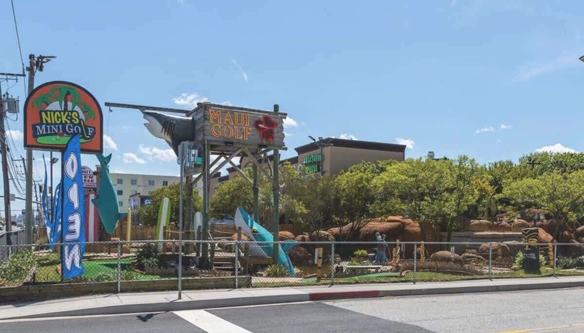 A sign for Nick's Mini Golf and Maui Golf.