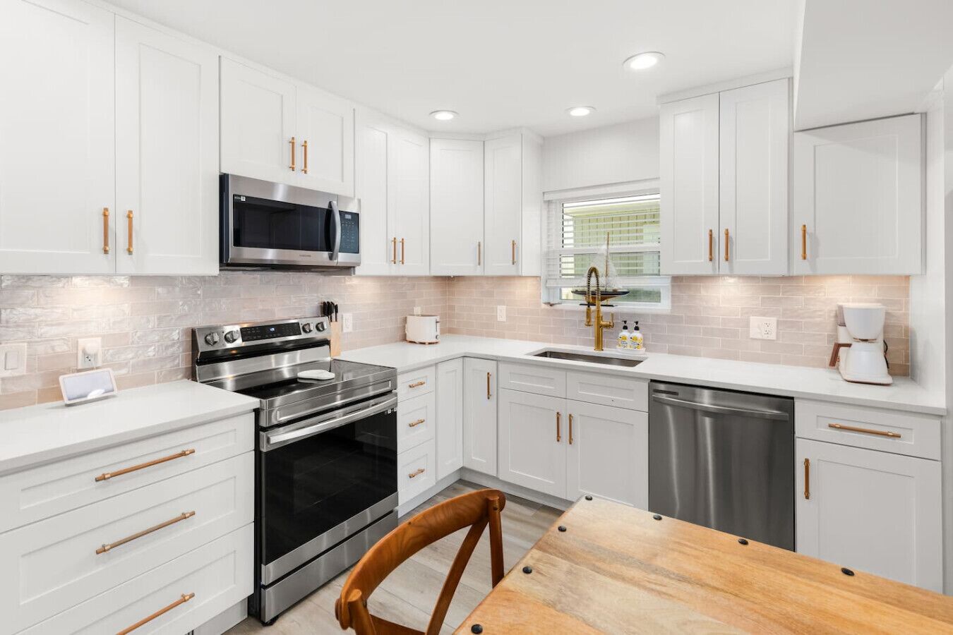 ثلاجة، فرن، موقد طهي مسطح، ماكينة لصنع القهوة/الشاي