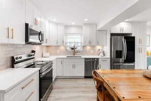 Réfrigérateur, four, plaque de cuisson, cafetière/bouilloire