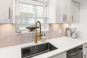 Fridge, oven, stovetop, coffee/tea maker - Windjammer Beach House (Ocean City)