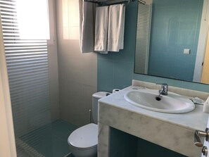 Bathroom - APCOSTAS Retiro Park II Denia: 1 Bedroom Apartment Near Beach with Pool and Free Wi-Fi (Denia)