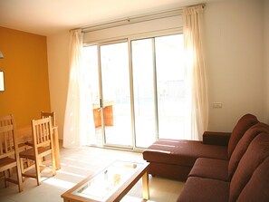 TV - Semi-detached house in Creixell with pool and WIFI, near beach (Creixell)