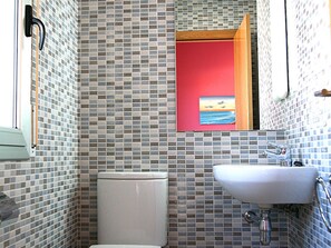 Bathroom - Semi-detached house in Creixell with pool and WIFI, near beach (Creixell)