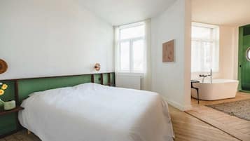 1 bedroom, desk, travel crib, WiFi