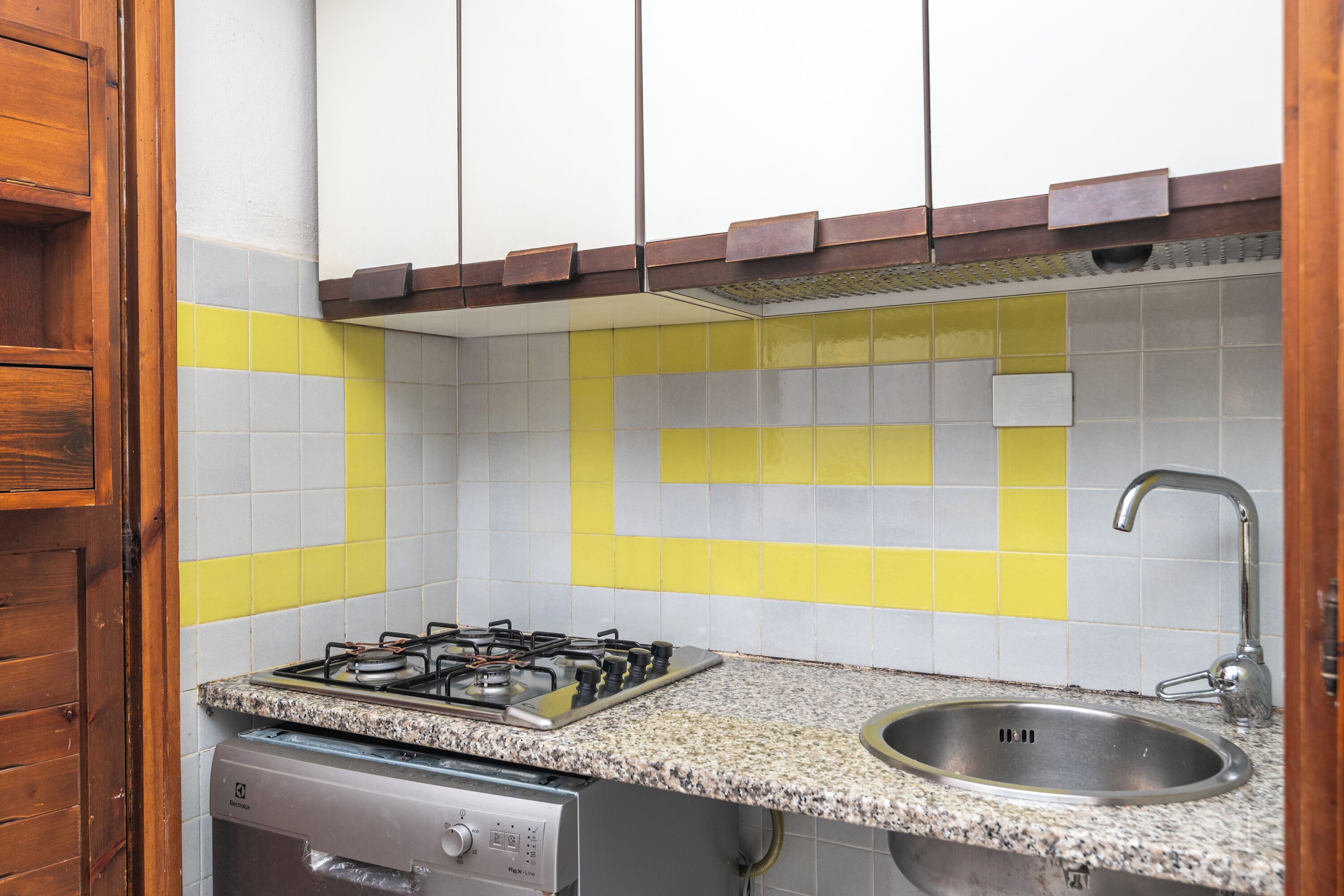 Kühlschrank, Ofen, Herdplatte, Wasserkocher mit Kaffee-/Teezubehör