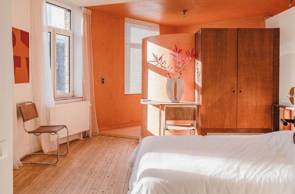 1 bedroom, desk, travel cot, WiFi