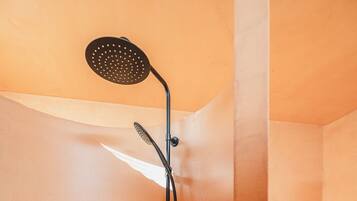 Douche, serviettes fournies
