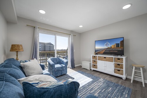 New Listing!  Updated 1 bedroom bayside with a pool!