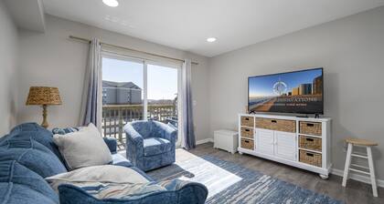 New Listing! Updated 1 bedroom bayside with a pool!
