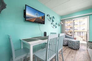 Dining - Located on the boardwalk and has an indoor pool, great vacation rental! (Ocean City)