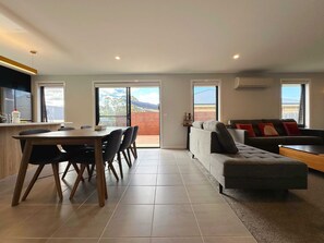 Una televisión, una oficina