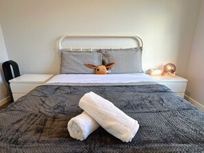 3 Schlafzimmer, Schreibtisch, Bügeleisen/Bügelbrett, Reisekinderbett