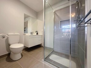 Shower, hair dryer, towels, shampoo
